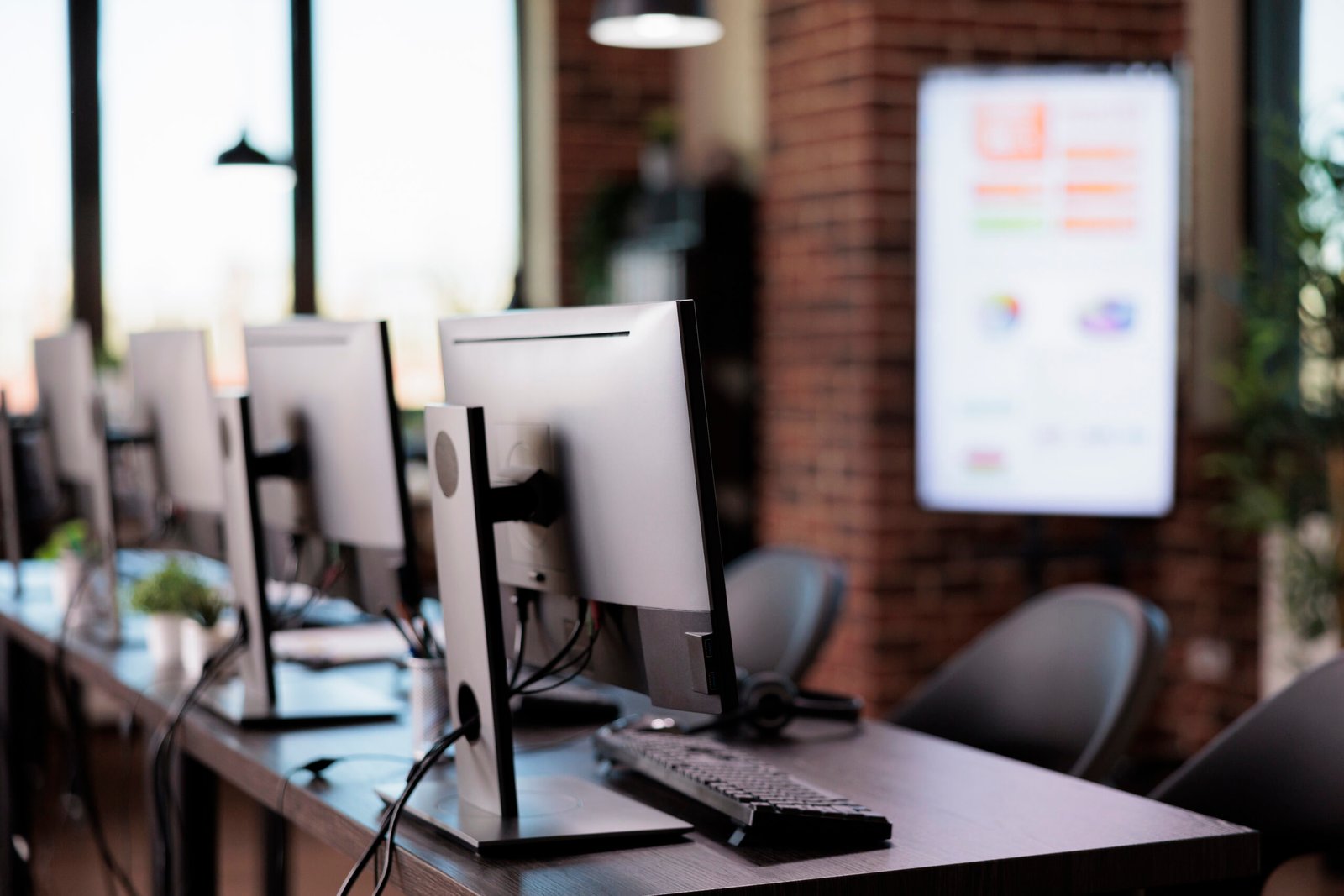 Nobody in office with multiple monitors at customer service desk - Kanineetech System Solutions All-in-one IT rental services